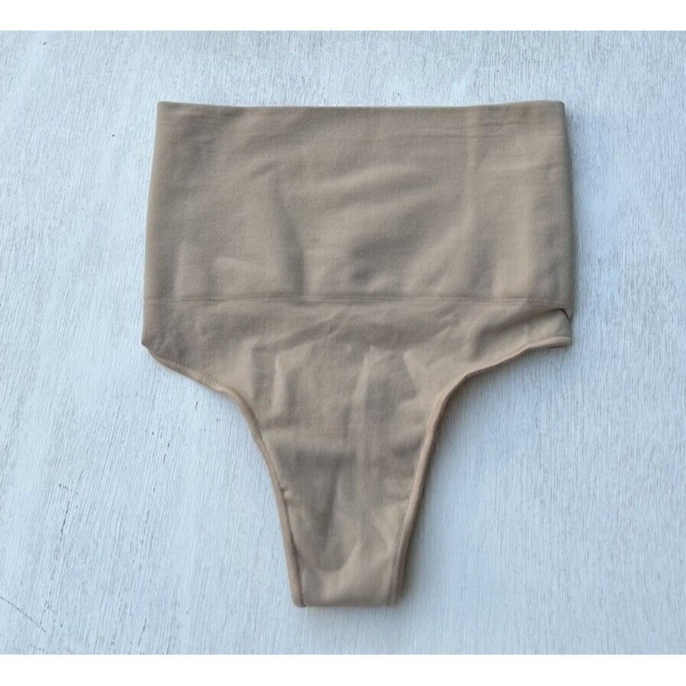 SKIMS Kim Kardashian Core Control Thong Beige Size S/M SH-THG-0108 NWOT